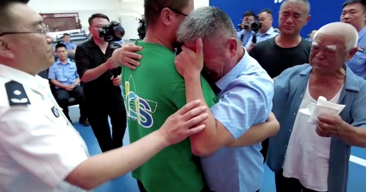 अपहरित छोरा खोज्न बाइकमा ५ लाख किमि यात्रा गरे, खतरनाक दुर्घटनामा परे, भिख मागे, २४ वर्षपछि भेटे