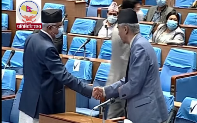 मतविभाजन शुरु, ओली पनि बैठकमा उपस्थित, देउवासँग मिलाए हात