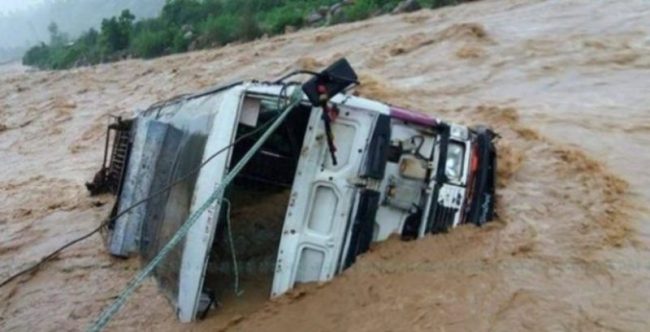 पर्वतमा खोलाले गाडी बगायो, तीन जना बेपत्ता