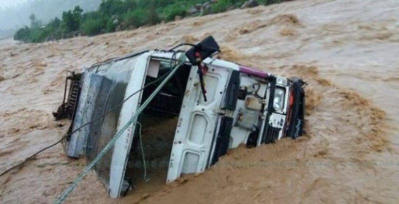 पर्वतमा खोलाले गाडी बगायो, तीन जना बेपत्ता