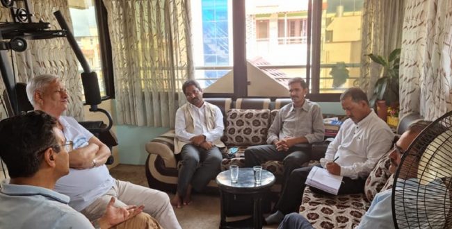 माओवादी छाडेका एमाले नेतालाई विप्लवले भेटे