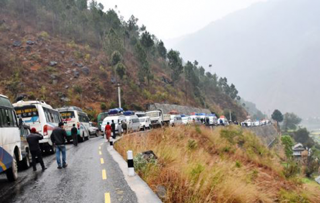 बाढीका कारण अवरुद्ध विपी राजमार्ग एकतर्फी सञ्चालन