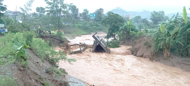 बाढीले पुल बगाएपछि छाब्दी खोलामा ह्युमपाइप