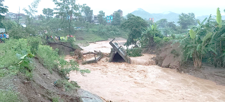 बाढीले पुल बगाएपछि छाब्दी खोलामा ह्युमपाइप