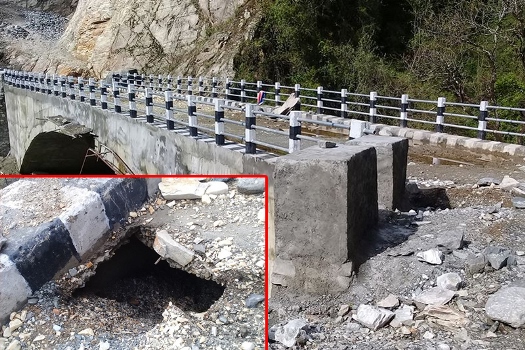 सडक पहिराेले बगाएपछि  मोटरेबल पुल प्रयोगविहीन