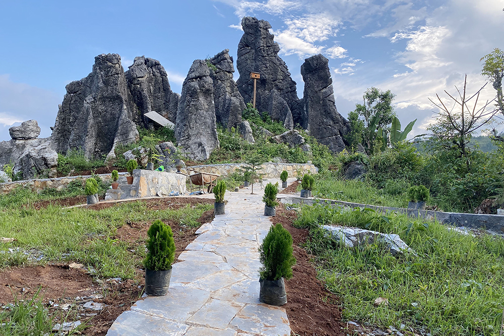 अग्लो ढुङ्गासहितको उद्यान