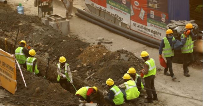 पाइप मर्मत गर्दा काठमाडौंका सडकमा खाल्डैखाल्डा