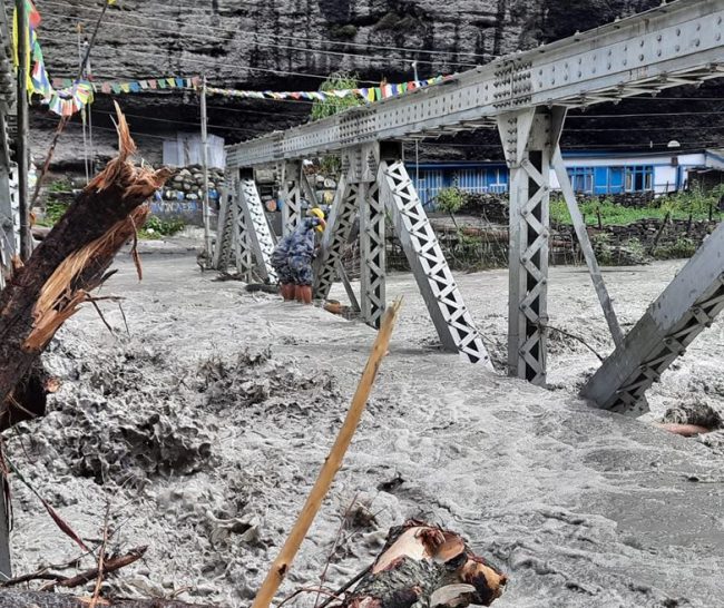 मर्स्याङ्दी नदीको पुल भासियो, खाद्यान्न ढुवानी रोकियो