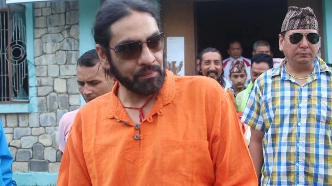 पूर्वयुवराज पारसले बिनाहेल्मेट मोटरसाइकल चलाउँदा प्रहरीसँग लफडा (भिडियाे)