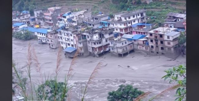 सिन्धुपाल्चाेक बाढी :   वैकल्पिक मार्गबाट सवारीका साधन गुड्न थाले