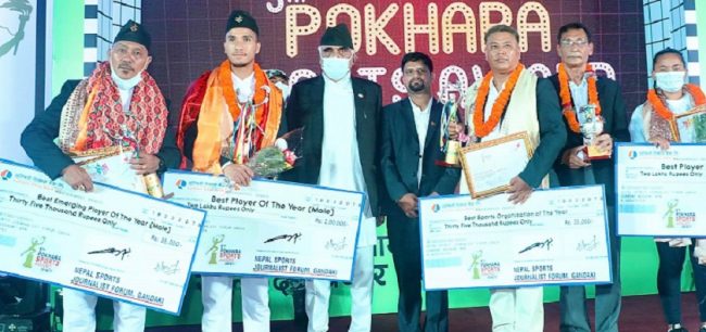 पोखरा स्पोर्ट्स अवार्ड :‘वर्ष उत्कृष्ट खेलाडी’ बने नवीन र पार्वती