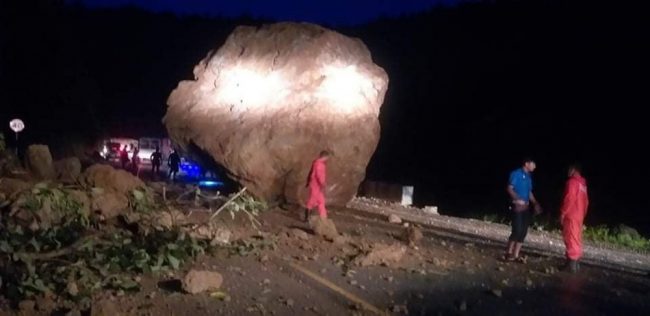 ठाउँ ठाउँमा पहिरो गएपछि अवरुद्ध मुग्लिन–नारायणगढ सडक एकतर्फी खुल्यो