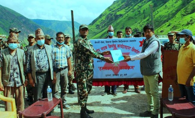 नेपाली सेनाद्वारा खुलालु–सलीसल्ला सडक हस्तान्तरण