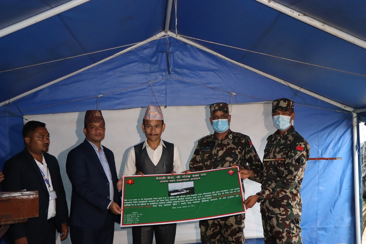नेपाली सेनाद्वारा पहिराबाट विस्थापितलाई अस्थायी आवास हस्तान्तरण