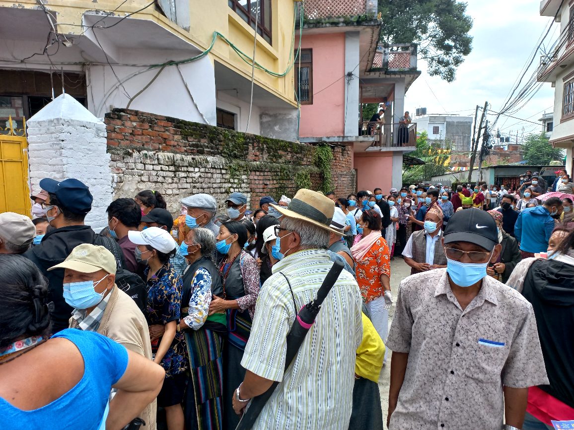 कोभिसिल्डको दोस्रो खोप लगाउनेकाे भीड (फाेटाेफिचर)