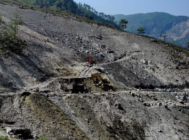 असार १ गतेकाे बाढीले कटान गरेकाे कोदारी राजमार्ग आंशिकरूपमा सञ्चालन