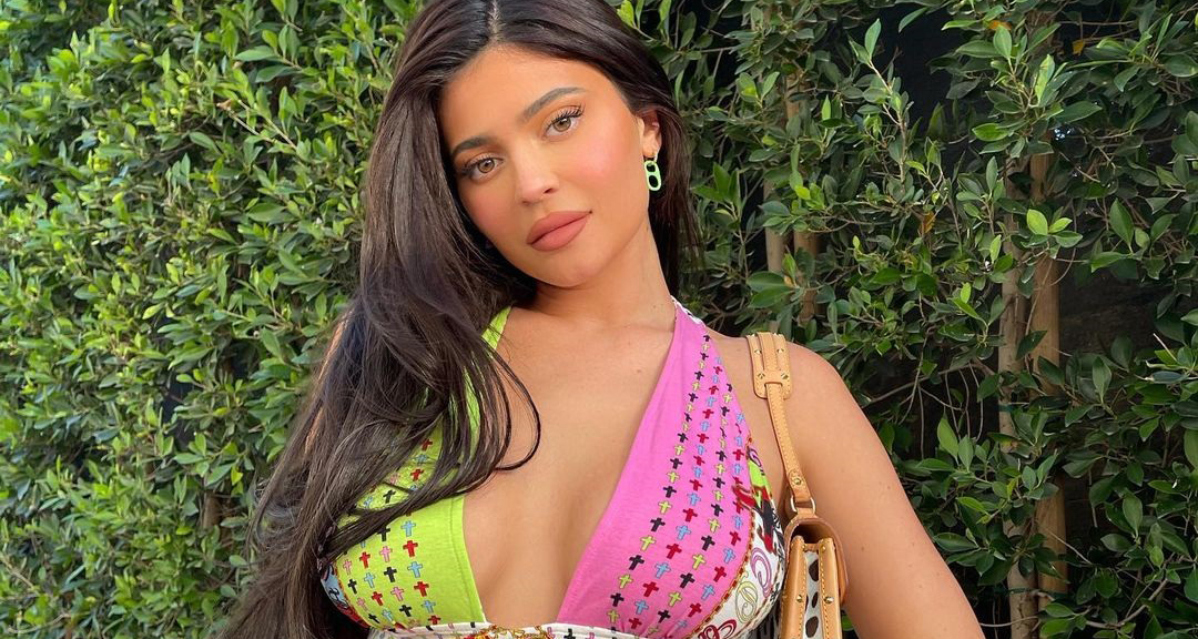 कान्छी अर्बपति काइली जेनरको टपलेस फोटोसुट चर्चामा