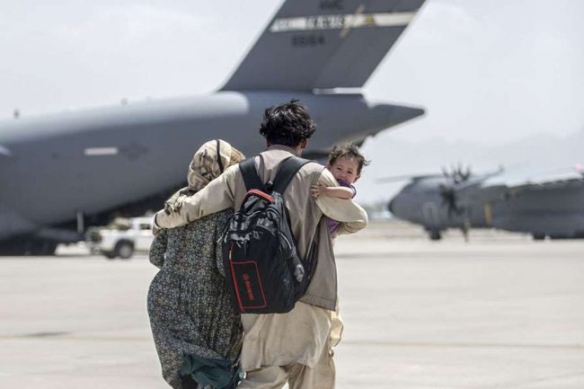 काबुल विमानस्थल अहिले पनि अस्तव्यस्त, देश छोड्न हजारौँ नागरिकको भीड