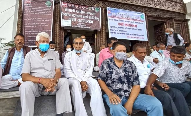 कांग्रेस कार्यकर्ता तीन सातादेखि धर्नामा