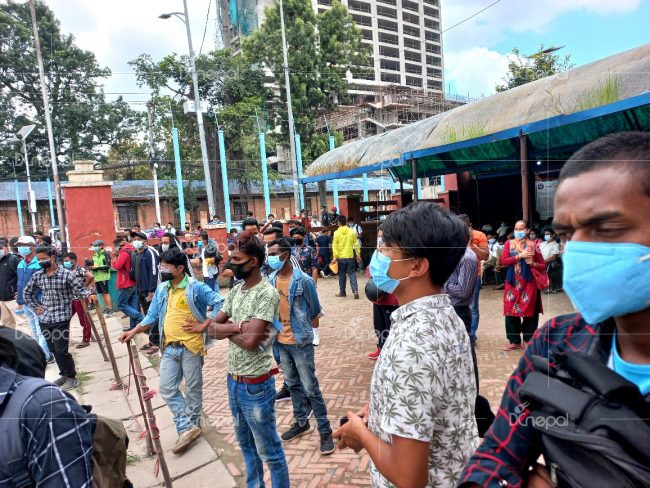 विदेश जान सहज हुँदा राहदानी विभागमा भिड, स्वास्थ्य मापदण्डको उल्लंघन (फोटोफिचर)