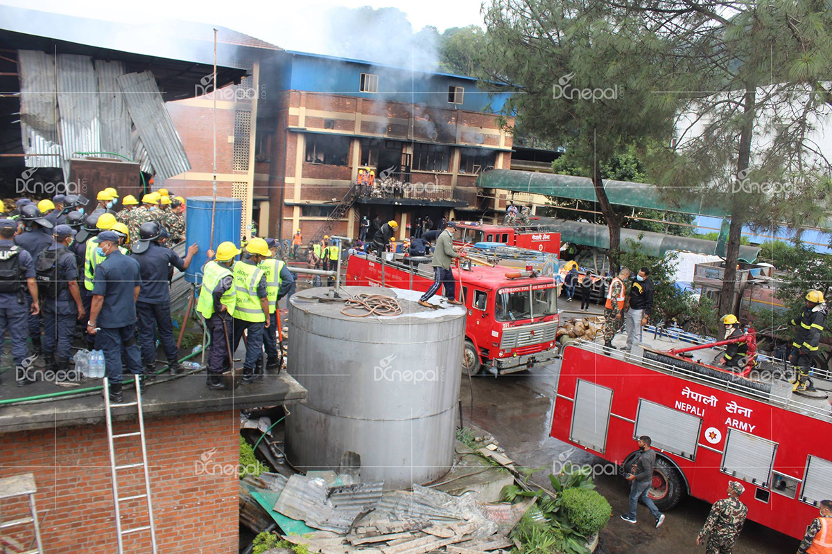 यसरी नियन्त्रण भयो नेबिको बिस्कुट कारखानाको आगलागी (तस्बिरहरु)