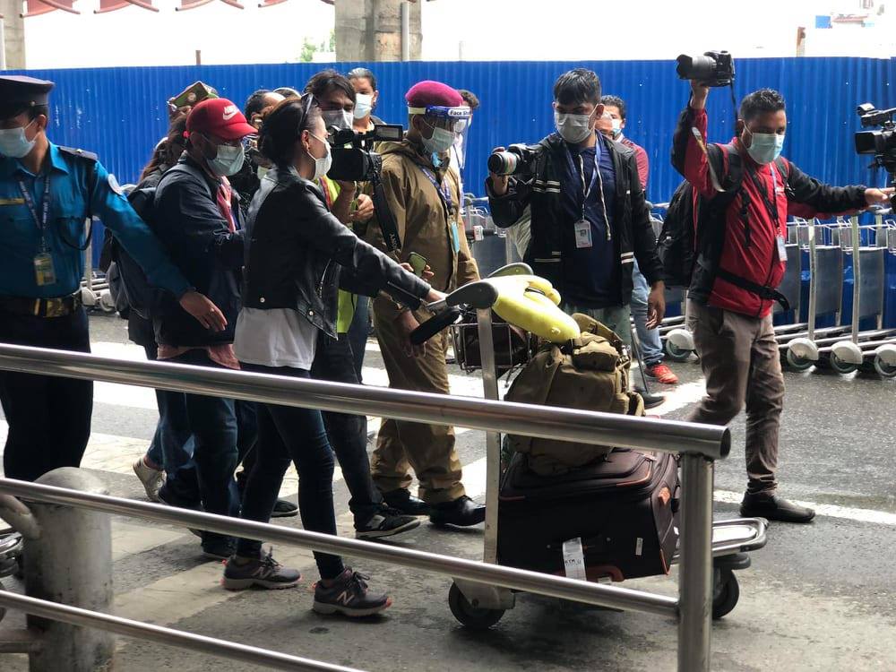 काबुलबाट यसरी आइपुगे १२७ नेपाली (फाेटाेफिचर)