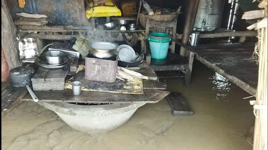 बाढी पसेको चारदिन बितिसक्दा पनि राहत नपाएको सप्तरीका बाढी पीडितको गुनासो