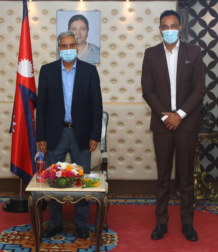 प्रधानमन्त्री देउवासँग पूर्वकप्तान खड्काको भेट