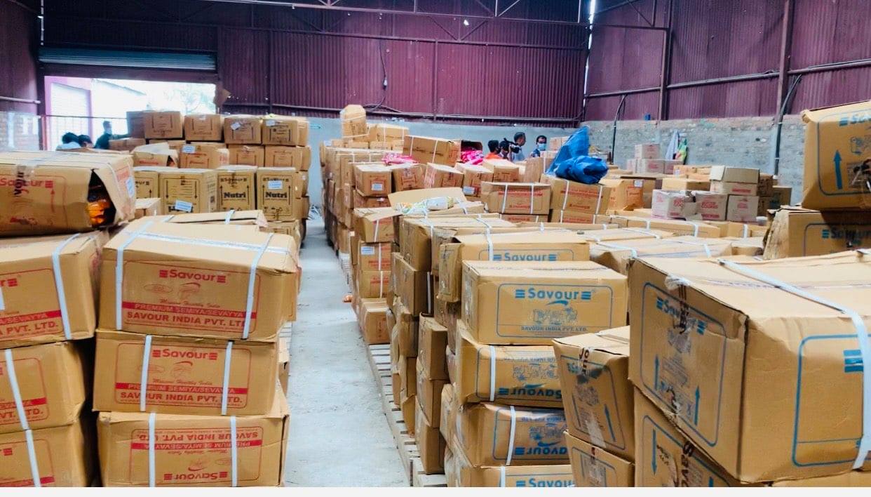एक दर्जन खाद्य सामग्रीमा नयाँ मिति राख्ने गोदाममा छापा
