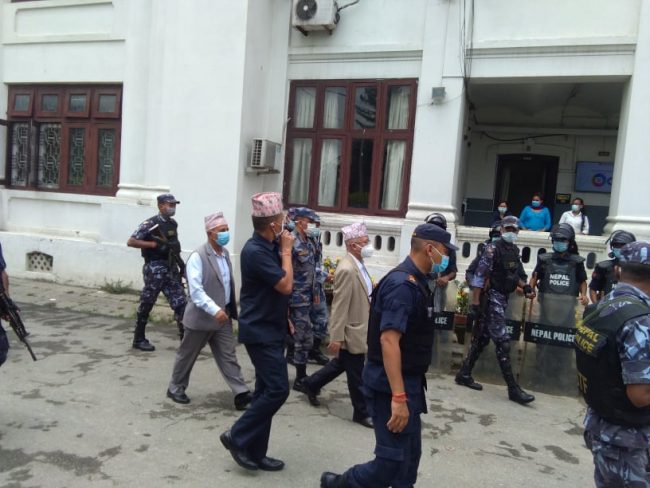 दल दर्ता तथा सनाखतको लागि माधव नेपाल समूह निर्वाचन आयोगमा (फोटोफिचर)