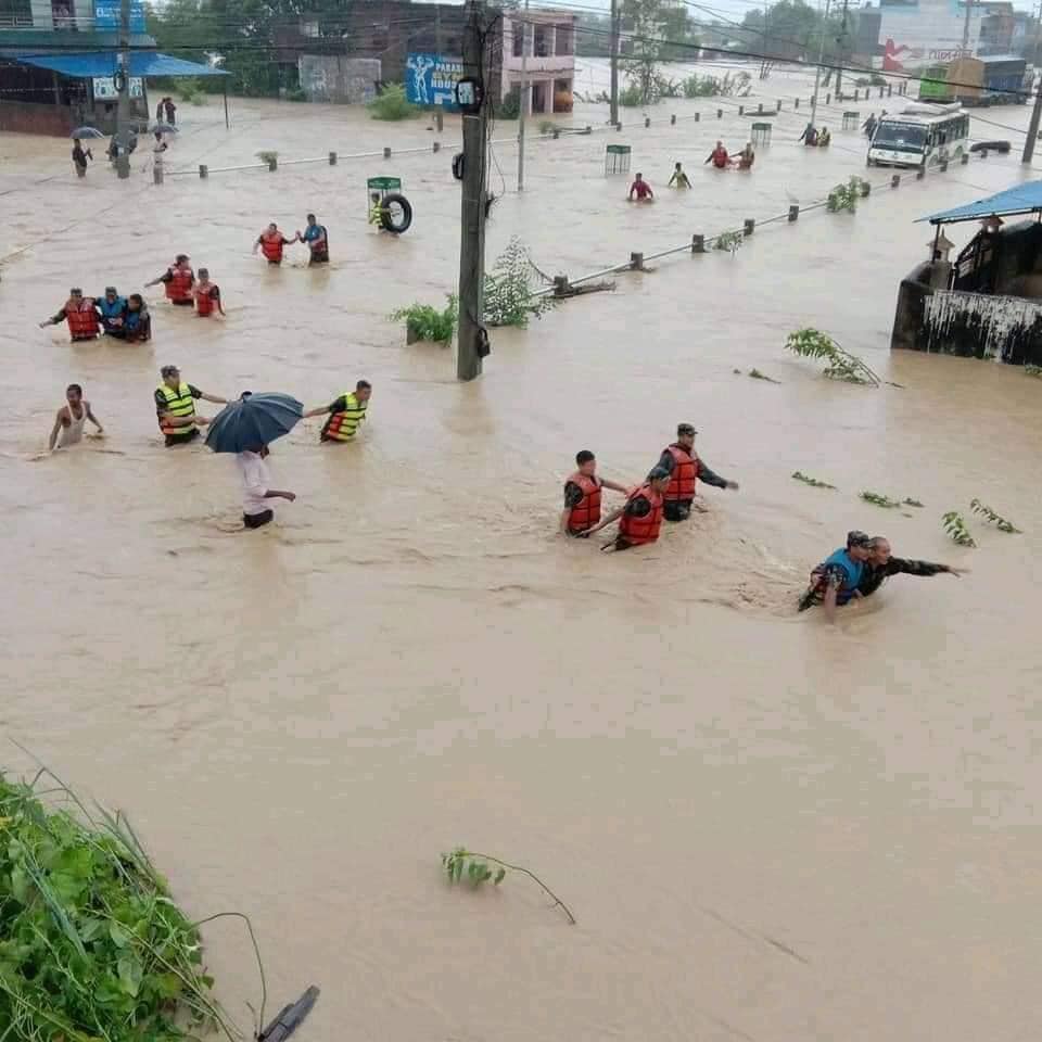 बिहीबारबाट भएकाे वर्षाका कारण नवलपरासी जलमग्न (हेर्नुहाेस् फाेटाेमा)
