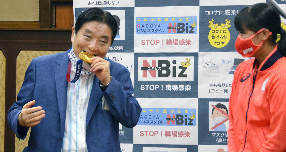 ओलम्पिकमा महिला खेलाडीले जितेको स्वर्णपदक मेयरले चपाइदिए