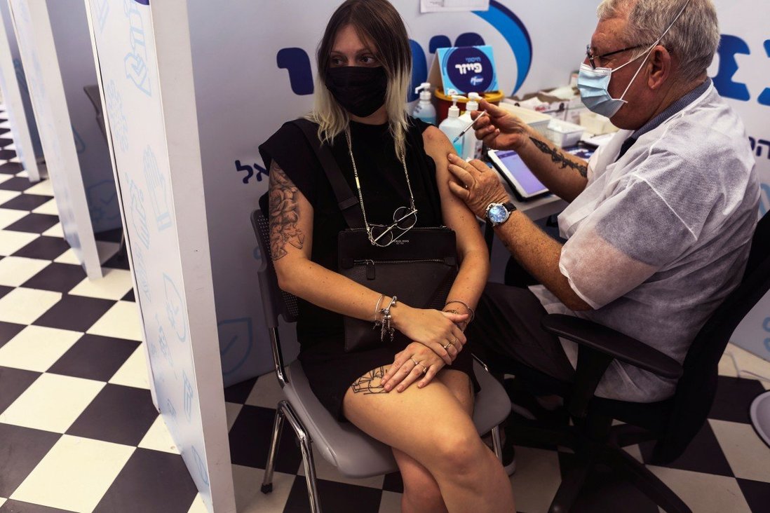 सबैभन्दा पहिले मास्क फ्रि भएको देशमा महामारी सुरु भएयताकै धेरै दैनिक संक्रमित