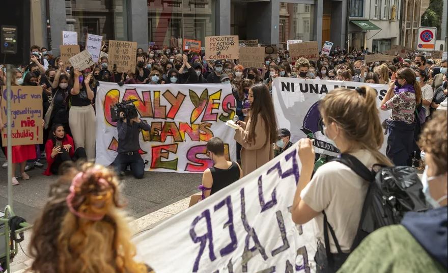 ‘११ मिनेट मात्रै बलात्कार भएको’ भन्दै अदालतले आरोपीको सजाय घटाएपछि चर्को विरोध