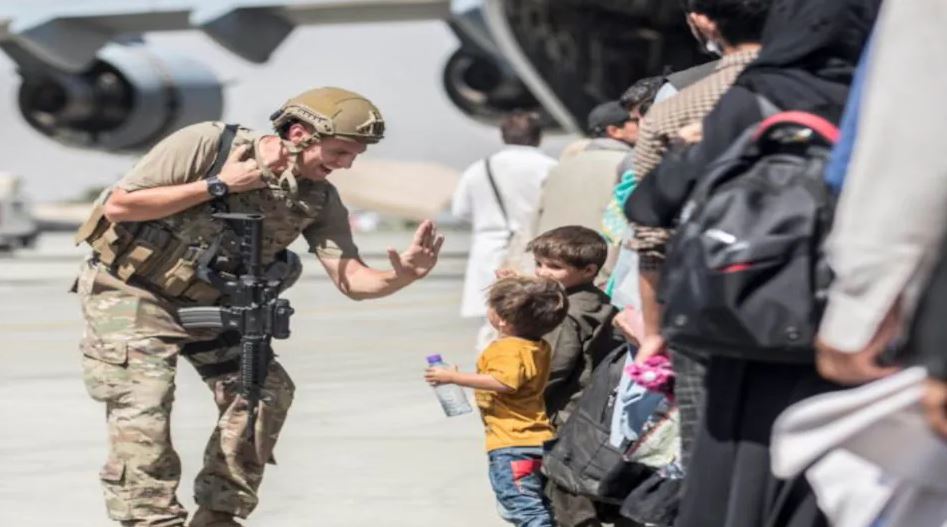 काबुल विमानस्थलमा १ थाल भातको मूल्य १२ हजार रुपैयाँ, पानीको बोतलको ५ हजार !