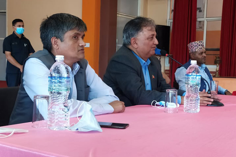 वाम इतिहास कोट्याउँदै ईश्वर पोखरेलले भने, ‘त्यसपछि बुढाले मेरो मुखभरी थुके’