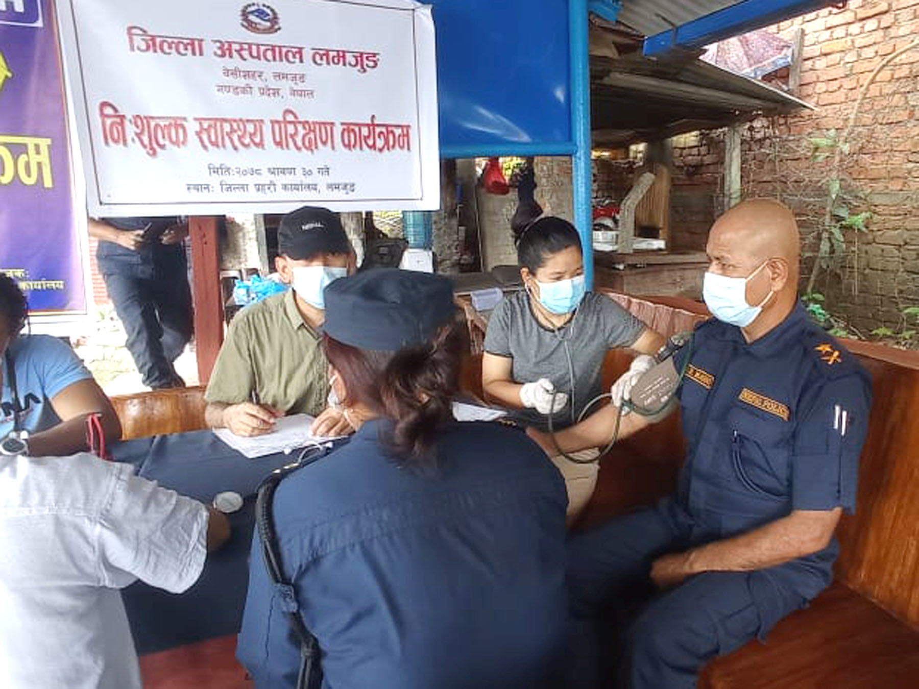 निःशुल्क स्वास्थ्य शिविर : १२२ सुरक्षाकर्मीको परीक्षण