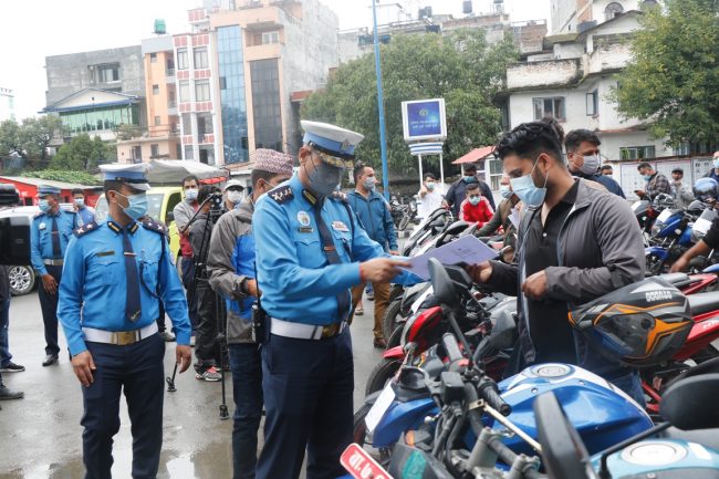 चोरी भएका सवारी साधन सम्बन्धित धनीलाई बुझाईयो