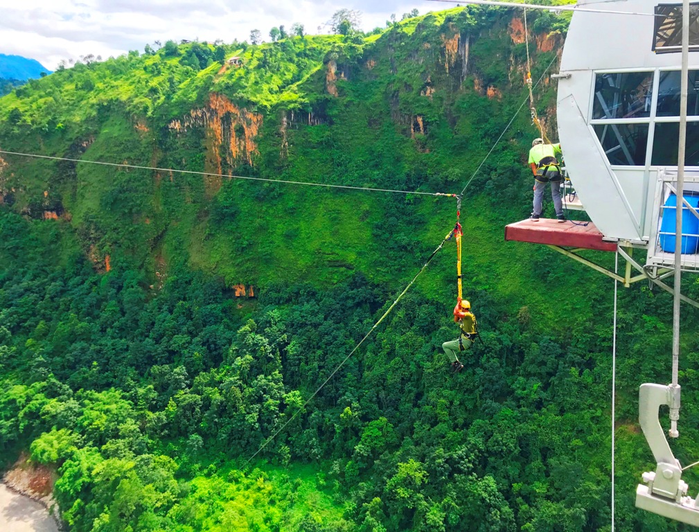 साहसिक पर्यटक पर्खंदै अग्लो बन्जी पुल