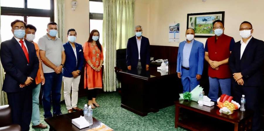 गैरआवासीय नेपाली नागरिकता विधेयक सम्बन्धमा प्रधानमन्त्री देउवासँग छलफल