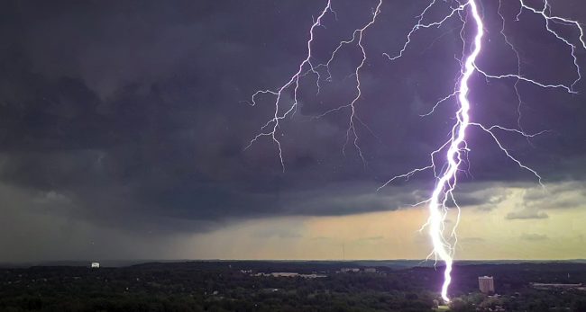 बिहेको पार्टीमा चट्याङ पर्दा १७ जनाको मृत्यु