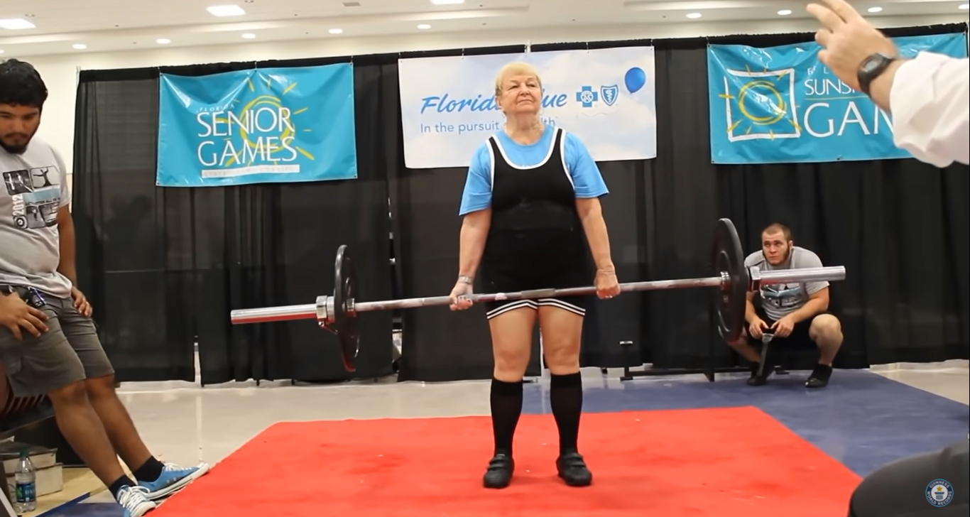 १०० वर्षको उमेरमा महिलाले भारोत्तोलनमा बनाइन् विश्वरेकर्ड