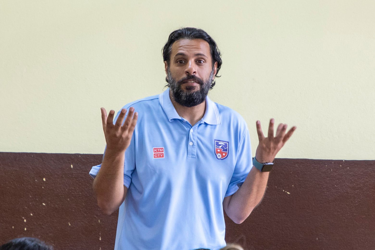 प्रशिक्षक अल्मुताइरीबिरुद्ध खनिए खेलाडी, सर्प र छेपारोको संज्ञा