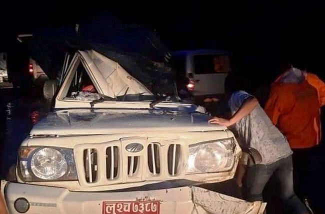 गुडिरहेको जिपमा ढुंगा खस्दा सहचालकको मृत्यु, चालक घाइते