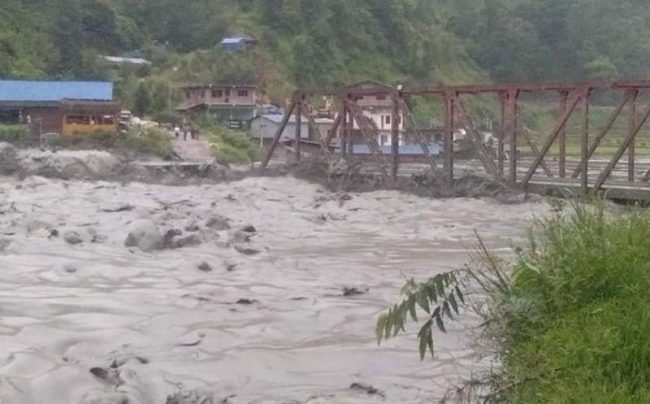 बाढीले पुल भत्कँदा आवतजावतमा सास्ती