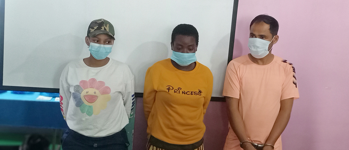 तीन केजी कोकिनसहित तीन जना विदेशी पक्राउ