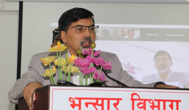 अर्थमन्त्रीको प्रश्नः विदेशबाट डलर पठाउने नेपालीलाई भन्सारमा सास्ती किन ?