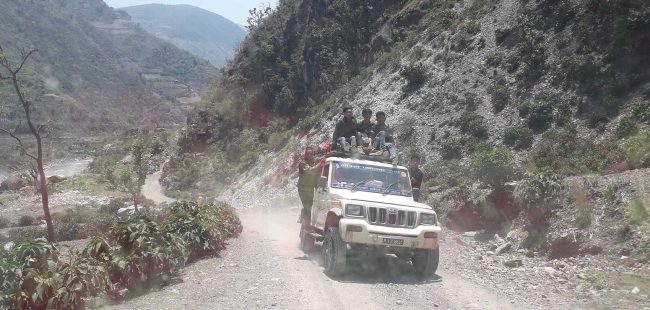 कच्ची सडकमा सिकारु चालकको मनोमानी, दुर्घटना बढ्दाे