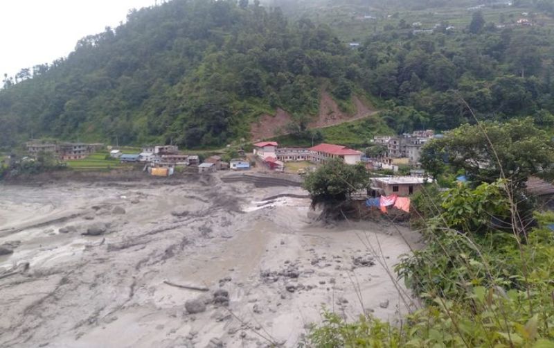 मेलम्चीको तीन ठाउँमा पहिरो, हेलम्बु सडक फेरि अवरुद्ध