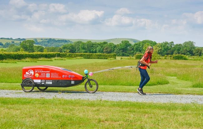 फेरि बेलायतबाट दौडिएर काठमाडौं आउँदैछिन् ७४ वर्षकी महिला, बेलायतको सीमामा आइपुगिन्